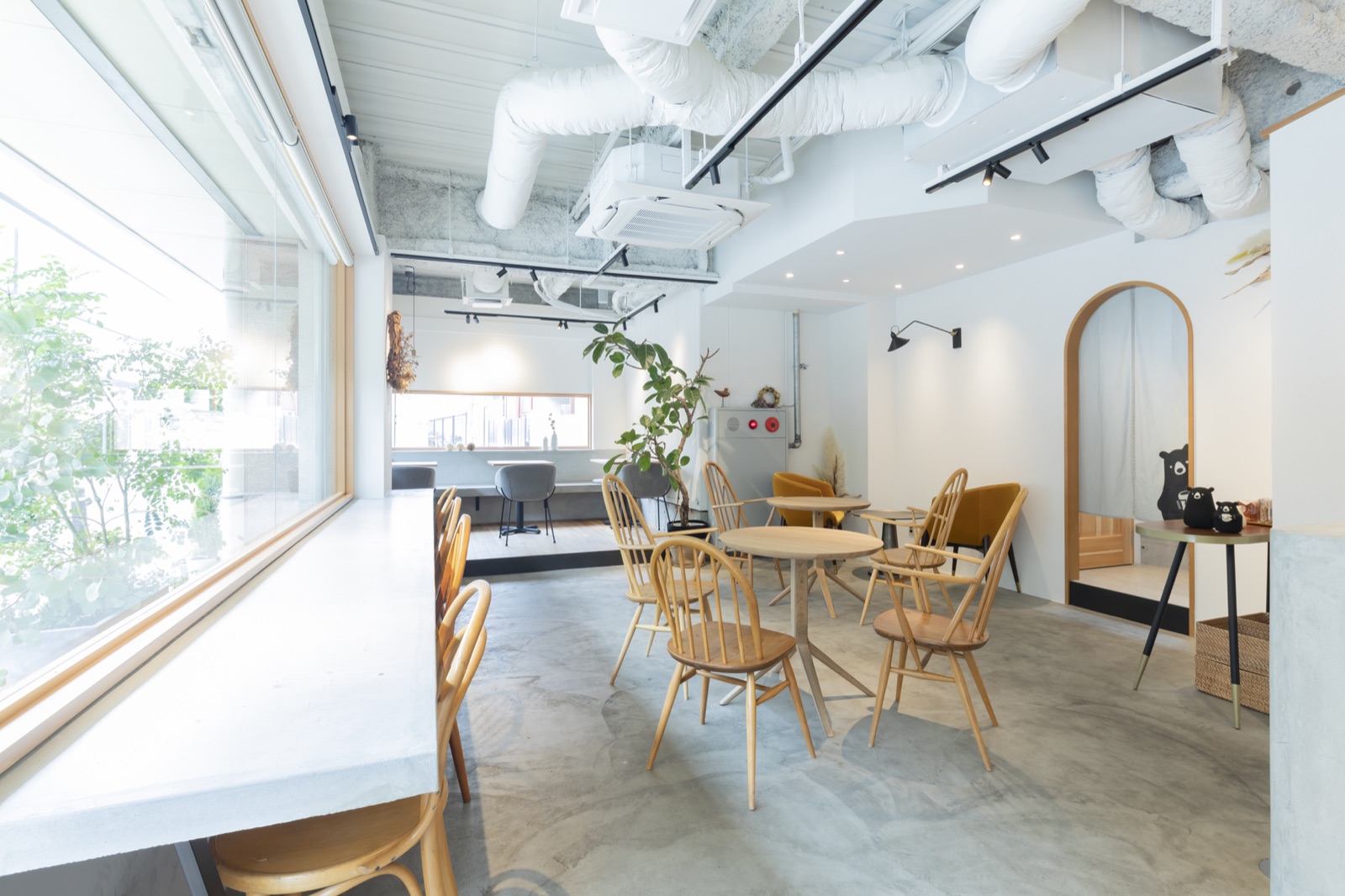 ツナグ茶房の明るい店内