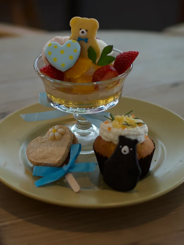 ミニパフェとカップケーキののったプレート（さぼうくんの黒熊カップケーキ）